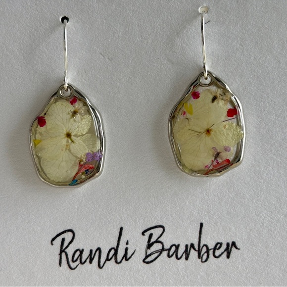 Resin and real flowers dangle earrings - Picture 3 of 3